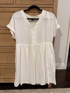 Universal Thread Cream V-Neck Top with Tag